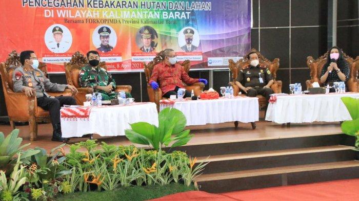 Kapolda Kalbar Irjen Pol Dr. R. Sigid Tri Hardjanto bersama Gubernur Sutarmidji menghadiri acara Coffee Morning