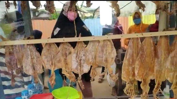 Sotong Pangkong di Jalan Merdeka Barat Kecamatan Pontianak Kota Kota Pontianak Kalimantan Barat.