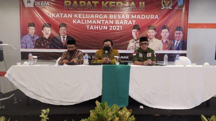 Ketua Umum IKBM Kalbar H Sukiryanto didamping Wakil Ketua Umum, H Irsan dan Sekretaris Umum H Fauzie saat menutup Rapat Kerja IKBM Kalbar Tahun 2021, Senin 22 Februari 2021.