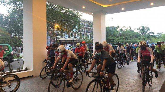 Gubernur Kalimantan Barat, H Sutarmidji melepas kegiatan Ikatan Sepeda Sport Indonesia (ISSI) yang melakukan gowes rute Kota Pontianak - Singkawang dimulai dari Hotel Mahkota Pontianak, Sabtu 12 Desember 2020.