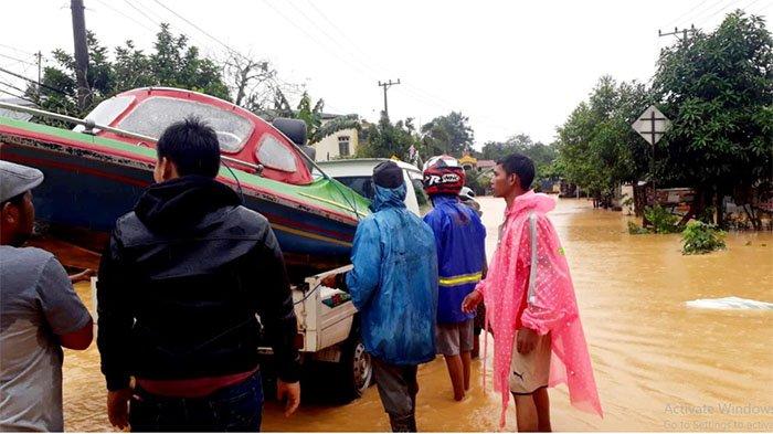 TELKOMSEL Siagakan MBP di BTS Hadapi Banjir Kalsel, Pastikan Layanan Prima. MBP bahkan harus diangkut dengan menggunakan perahu dan alat transportasi lainnya / ILUSTRASI.