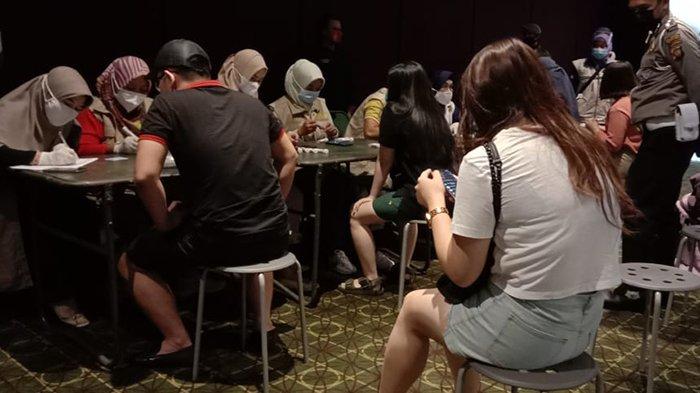tim Satgas Covid-19 melakukan swab test kepada karyawan dan pengujung cinema XXI A Yani Mega Mall belum lama ini.