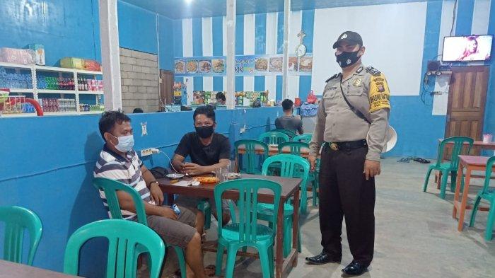 Bhabinkamtibmas Desa Lumut Polsek Toba Brigpol Yulianus Ciun melaksanakan sambang ke Desa binaaNnya, Kamis 18 Februari 2021.