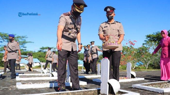 Kapolres Sintang AKBP Tommy Ferdian, S.I.K., M.Sc (Eng) memimpin jajarannya dalam ziarah rombongan dalam rangka memperingati Hari Bhayangkara ke-76, Rabu 29 Juni 2022.
