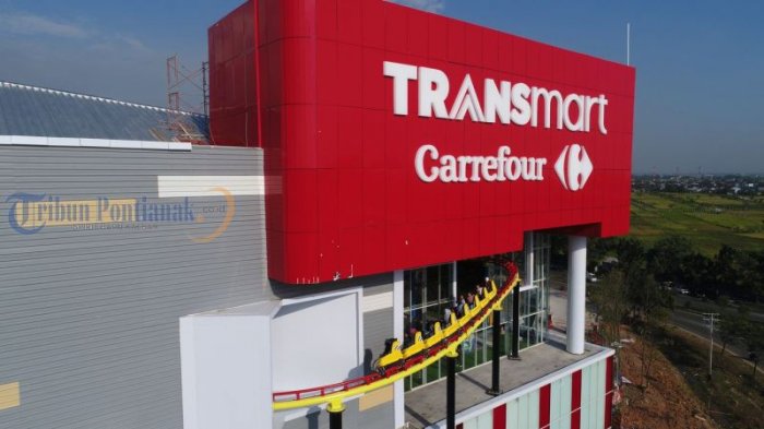 Pusat perbelanjaan modern Transmart Carrefour di Jalan Ahmad Yani II, Kubu Raya, Kalimantan Barat, Sabtu (10/2/2018) sore. Di pusat perbelanjaan modern terbesar di Kubu Raya ini tersedia juga wahana permainan satu diantaranya roller coaster yang menjadi daya tarik masyarakat untuk menantang adrenalin. TRIBUN PONTIANAK/DESTRIADI YUNAS JUMASANI
