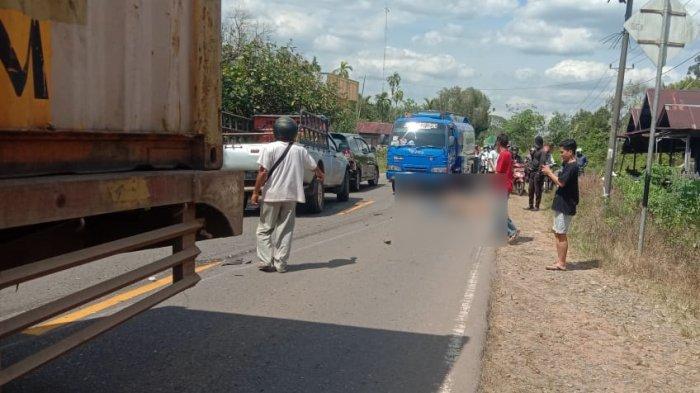 Pengendara sepeda motor meninggal dunia setelah terlindas truk trailer di Jalan Trans Kalimantan, Kubu Raya, Senin 15 Februari 2021 siang.