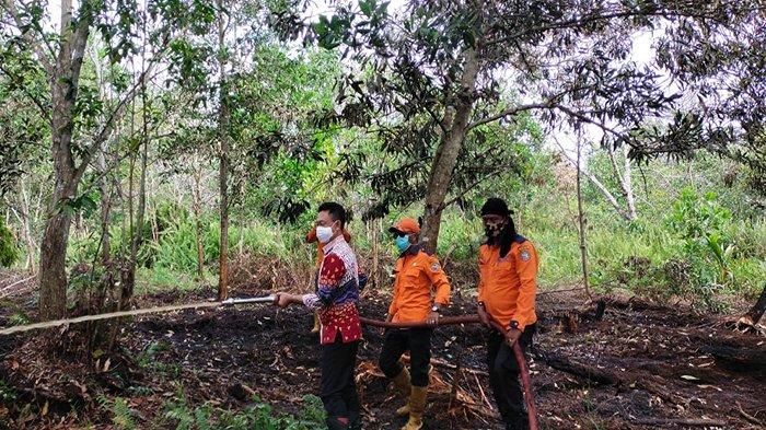 Wali Kota Pontianak Edi Rusdi Kamtono sambangi lokasi kebakaran hutan dan lahan di jalan Parit Demang, Jumat 19 Februari 2021. TRIBUN PONTIANAK/ISTIMEWA.