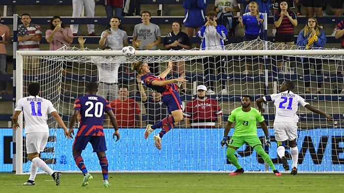 GOLD CUP - Bek AS, Walker Zimmerman (tengah) melompat menyundul pada pertandingan menghadapi Martinique, penyisihan grup B Piala Emas Concacaf 2021, di Children's Mercy Park, Kansas City, Kansas, AS, Jumat 16 Juli 2021 pagi WIB. AS menang dengan skor telak 6-1.