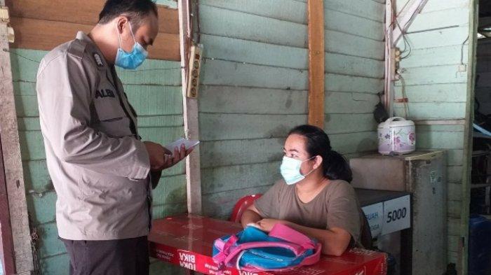 Bhabinkamtibmas Kelurahan Sagatani Kec Singkawang Selatan melaksanakan giat Door to Door Sistem diwilayah binaannya, Senin 21 Februari 2022