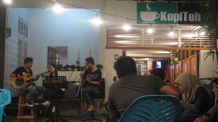 Ilustrasi musik di kafe.