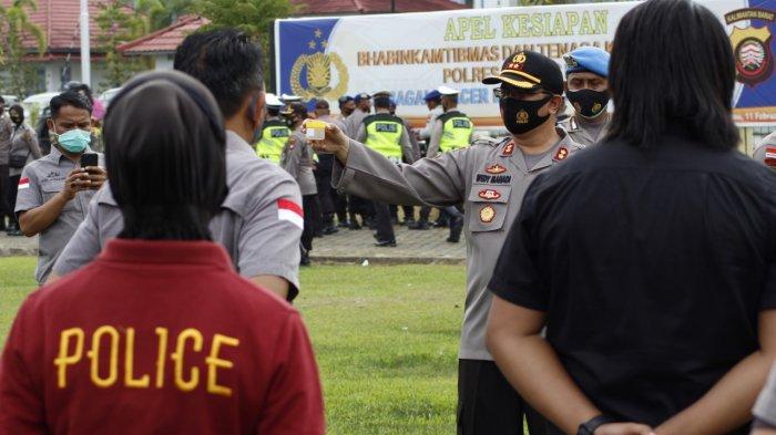 Kapolres Kapuas Hulu AKBP Wedy Mahadi S.I,K., M.A.P, memimpin langsung tes urine secara mendadak dan acak terhadap sejumlah anggota Polres Kapuas Hulu, setelah apel pagi, Selasa 23 Februari 2021.