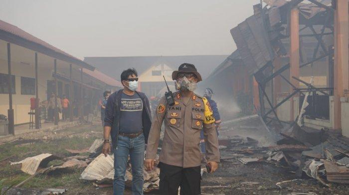 Kapolres Kubu Raya, AKBP Yani Permana bersama personel serta personel TNI dan Petugs pemadam di SMKN 1 yang terbakar, Sabtu 27 Februari 2021 sekitar pukul 14.30 Wib.
