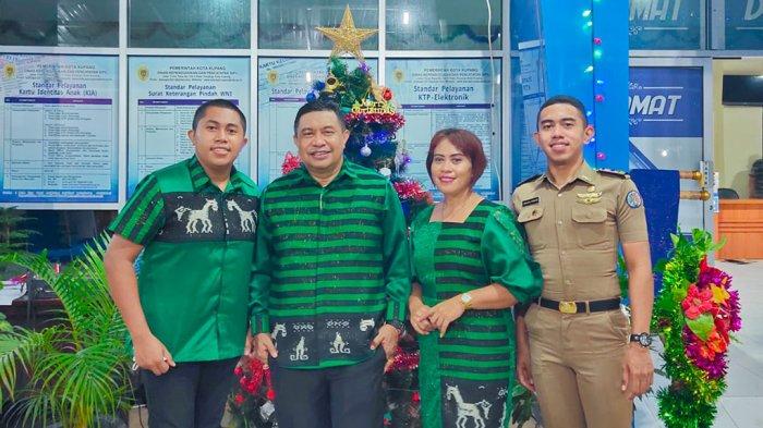 Agus Ririmasse, AP, M.Si, bersama istri Dra. Yohana G Pakereng,AP,M.Si dan anak-anak Ronaldo Daniel Ririmasse dan Renaldy Reinhard Ririmasse