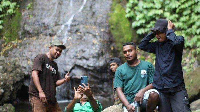 Sejumlah wisatawan di lokasi Air Terjun Soru Sao yang ada di Desa Nirangkliung, Kecamatan Nita, Kabupaten Sikka, Provinsi Nusa Tenggara Timur ( NTT ), Indonesia