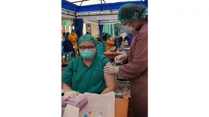 dokter Cindy Carrissa Primaputri saat menjalani vaksin Covid-19