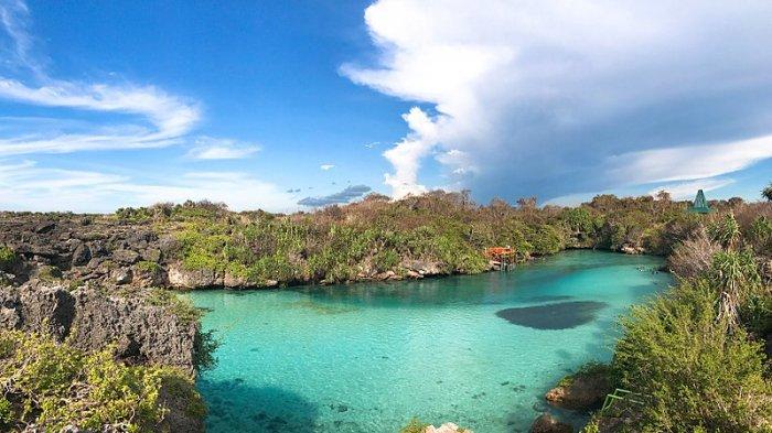 Danau Laguna Wai Kuri di Kabupaten Sumba Barat Daya atau SBD, Provinsi Nusa Tenggara Timur ( NTT ), Indonesia.