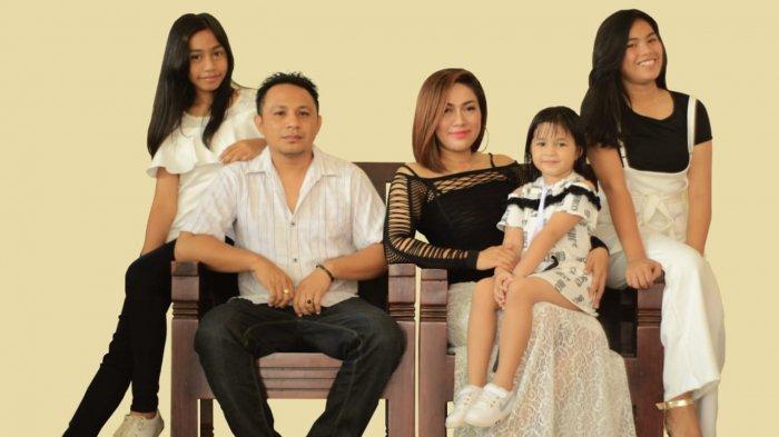 Dian Lestary Raynilda Lenggu, MC atau master of ceremony di Profinsi Nusa Tenggara Timur ( NTT ), Indonesia, bersama suami, Yonathan Laifoi dan anak-anak, Diva Laifoi, Pinkan Laifoi dan Diandra Laifoi.