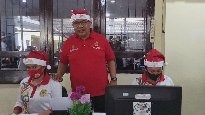 Kepala Dinas Dukcapil Kota Kupang, Drs. Agus Ririmasse, AP, M.Si bersama pegawai mengenakan pakaian dengan pernak pernik Natal untuk menyambut Hari Raya Natal 2020