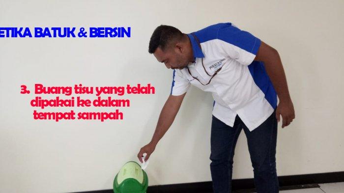Etika batuk dan bersin : 3. Buang tisu yang telah dipakai ke dalam tempat sampah.
Model : Jho