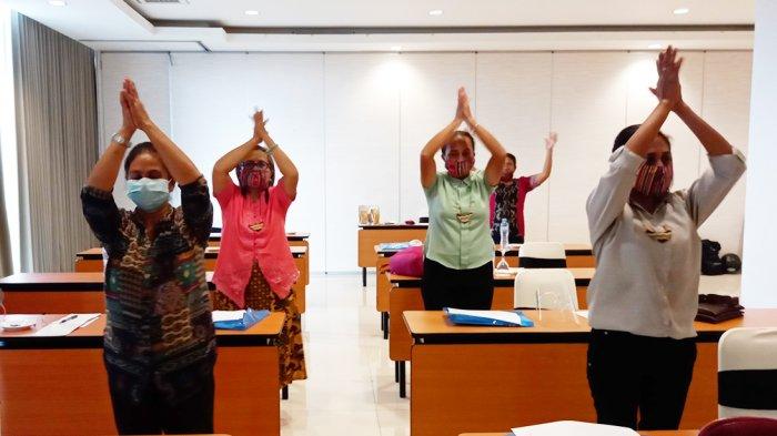 Panitia dan peserta lokakarya multi stakeholder untuk mendukung akses modal bagi kelompok usaha perempuan yang melibatkan Pemkab, Bank, Koperasi , Senin (22/2/2021) di Kupang.