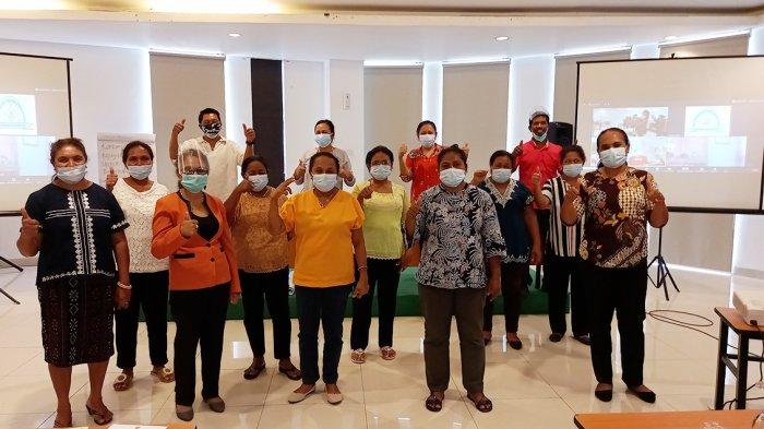 Pengurus Konsorsium Timor Adil dan Setara NTT bersama anggota Kelompok Usaha Perempuan di 8 desa di Kabupaten Kupang dalam lokakarya Multi Stakeholder untuk MendukungAkses Modal Bagi Kelompok Usaha Perempuan yang melibatkan Pemkab, Bank,Koperasi dan Pengusaha, di Hotel Amaris Kupang, 22-23 Februari 2021. (POS-KUPANG.COM/NOVEMY LEO)