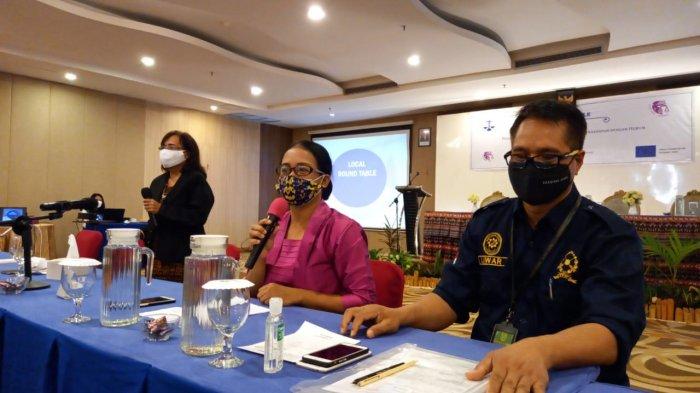 Pembicara dan Moderator Local Round Table KTAS NTT tentang Perluasan Akses Keadilan Bagi Perempuan Berhadapan Hukum di NTT, Rabu (24/3/2021), Ansy Rihi Daraha, SH (tengah), Veronika Atas, SH,M.Hum (kiri) dan Hakim Nguli Liwar, SH