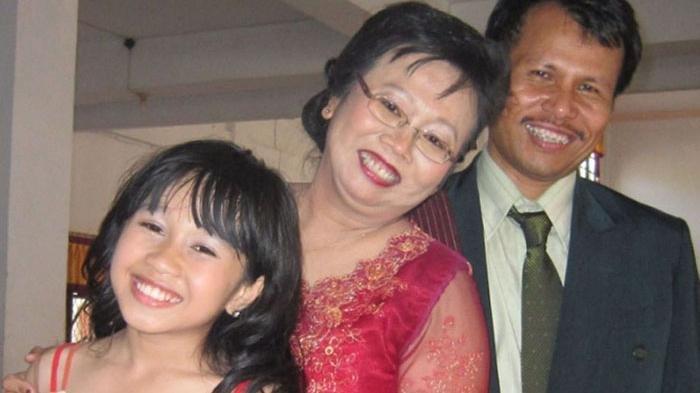 drg. Manginar Sidabutar, MHID, Dosen Jurusan Kesehatan Gigi Poltekkes Kemenkes Kupang bersama istri, drg. Friska D. Simamora, sp. Ort dan anaknya, Jane Sidabutar. (dok Manginar Sidabutar)