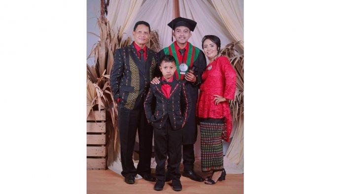 Pius Dakal, S.Pd, Kasek SMP 3 Maumere, bersama istri Fransiska Hendrianti, S.Pd dan anak Albrik Hendra Dasmin Dakal, S.E dan Mario Alberto Kurniawan Dakal.
