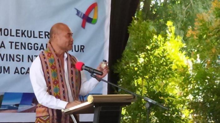 Gubernur NTT Viktor Laiskodat menunjukkan ramuan Covid 19 saat merasmikan Laboratorium Biokesmas Provinsi NTT di Klinik Pratama Undana Kupang pada 16 Oktober 2020.