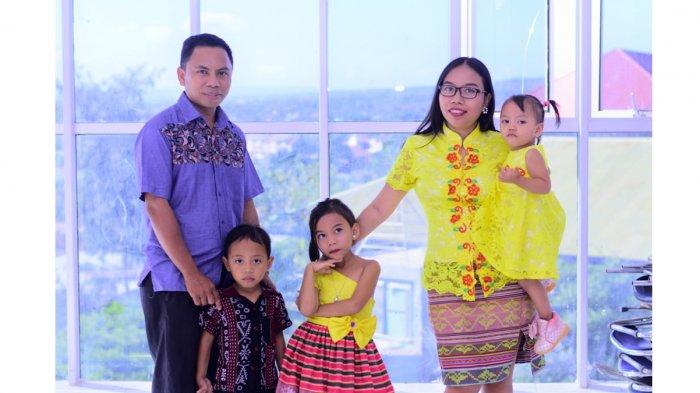 Vinsensius Belawa Lemaking, SKM, M.Kes, Dekan Fakultas Kesehatan Universitas Citra Bangsa bersama istri, Yuliana Kurnia Wisang dan anak-anak Grace Making, Rexi Making, Miracle Lemaking dan Elora Lemaking.