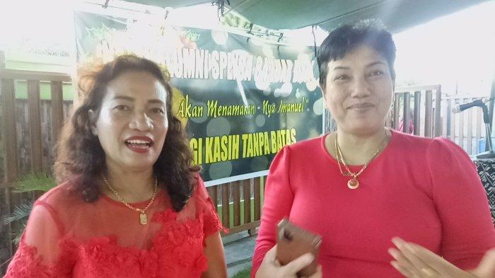 Wiwik Wijayanti (kanan) dan Nurul Nurhaida Saleh (kiri)m Alumni SMP Negeri 1 Kupang angkatan 1984 atau Speksa 84 Luar Biasa dalam acara Natal Bersama di Kupang, NTT, Jumat (18/12/2020)