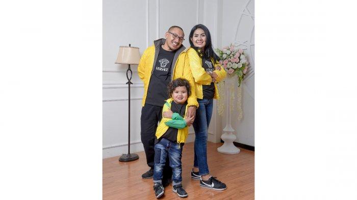 Kepala PDAM Tirta Lontar Kabupaten Kupang,Yoyarib Mau S.Th, SIP bersama istri Maya Lyng Christiani Sayuna dan anak Timo Kenio Mau