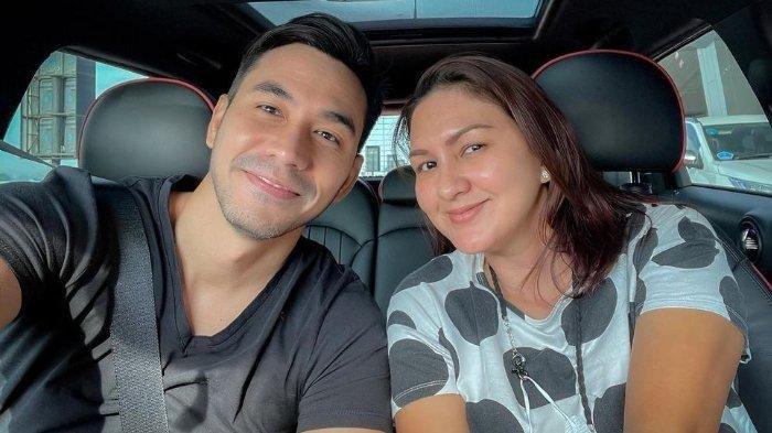 Darius Sinathrya dan Donna Agnesia harus rela ditinggal sang putra sulung untuk sekolah bola di Perancis.