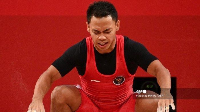 Atlet Indonesia Eko Yuli Irawan bertanding dalam kompetisi angkat besi 61kg putra pada Olimpiade Tokyo 2020 di Tokyo International Forum di Tokyo pada 25 Juli 2021.