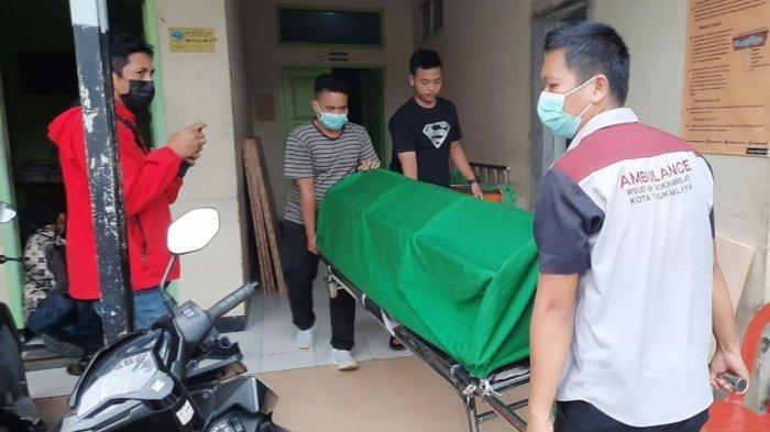 Petugas menggotong jenazah MA untuk dikebumikan di kampung halamannya.