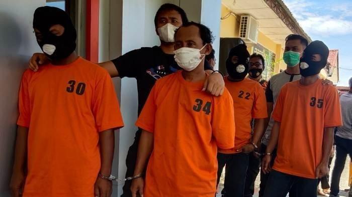 Lima orang tersangka kasus dugaan kepemilikan narkotika jenis sabu.