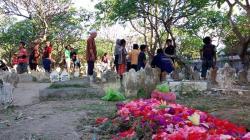 Warga Muslim Bali Pun Nyekar ke Pemakaman