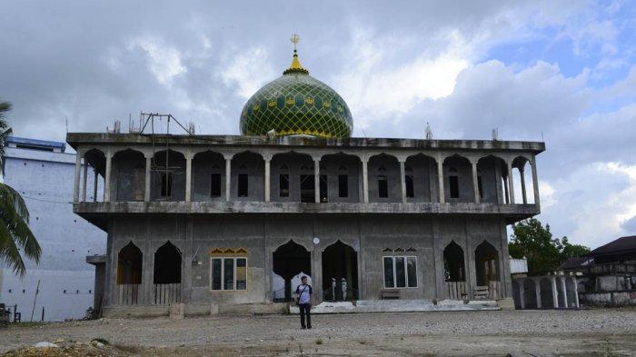 MASJID Almunawarah berada di Pusat Kota Subulussalam tepatnya Jalan Syekh Hamzah Fansury, Desa Subulussalam Selatan terpaut sekitar seratus meter dari pertigaan tugu Simpang Rundeng. Foto saat proses renovasi 2009 lalu.