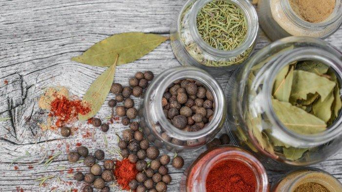 Rempah-rempah yang disimpan di kulkas bisa menurun kualitasnya baik dari segi rasa maupun aroma
