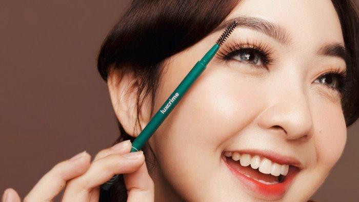 Mengaplikasikan salah satu rekomendasi pensil alis terbaik