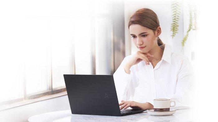 Ilustrasi pengguna yang menyesuaikan sudut pandang layar laptopnya