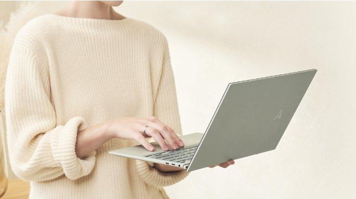 Ilustrasi pengguna yang sedang memakai laptop ASUS Zenbook S 13 OLED