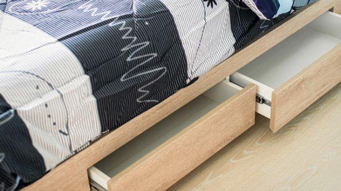Bagian bawah kasur bisa dimanfaatkan untuk menyimpan berbagai barang, tak membuat kos nampak penuh