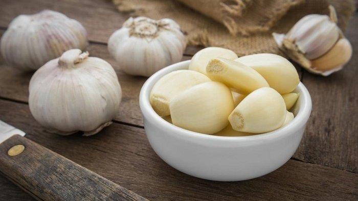 Untuk menjaga kualitas bahan, usahakan untuk tak menyimpan bawang putih di dalam kulkas