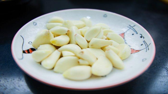 Bawang putih ternyata memiliki manfaat untuk mengatasi masalah jerawat di wajah.