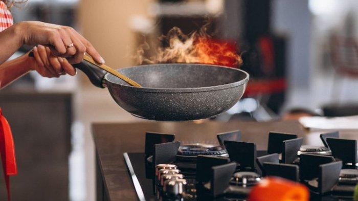 Ketika memasak pasti akan ada asap dan lemak yang menyebar ke udara, pastikan menggunakan kipas atau membuka jendela agar sirkulasi lebih lancar