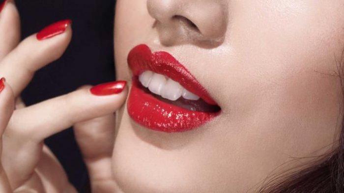Ilustrasi seorang wanita yang menggunakan lipstik warna merah dengan kandungan pelembap yang tidak akan membuat bibir jadi kering.