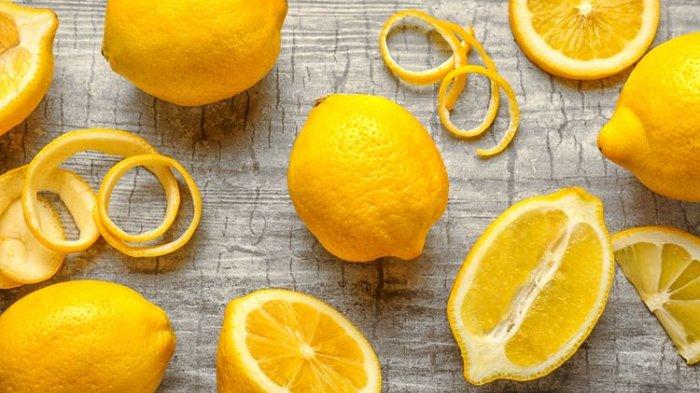Campuran lemon, cuka, dan abu menjadi pasta bisa menjadi salah satu bahan alami untuk hilangkan noda minyak yang menempel secara mudah