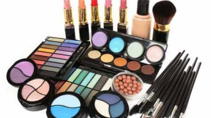 Jika kamu adalah salah satu orang yang biasa menggunakan make up untuk kebutuhan sehari-hari tak hanya produk make up saja yang harus dijaga, namun alat make up juga perlu diperhatikan.