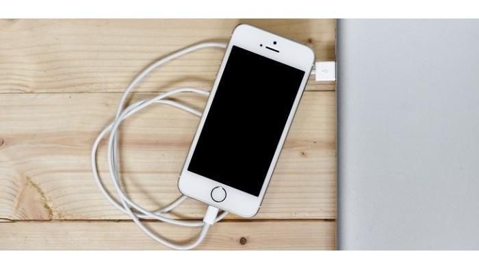 Mengisi daya smartphone menggunakan laptop dinilai praktis, apalagi jika kamu sedang bekerja menggunakan laptop, tapi padahal cara ini bisa memperburuk baterai smartphone
